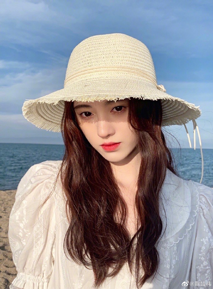 国民美少女鞠婧炜晒海边照过暑假,颜值逆天,身材暴露无疑