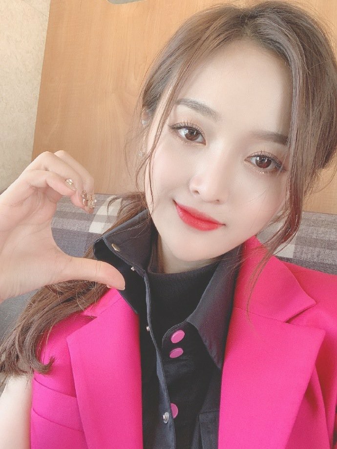 火箭少女吴宣仪微博晒拍MV实录,网友:宇宙无敌第一漂亮